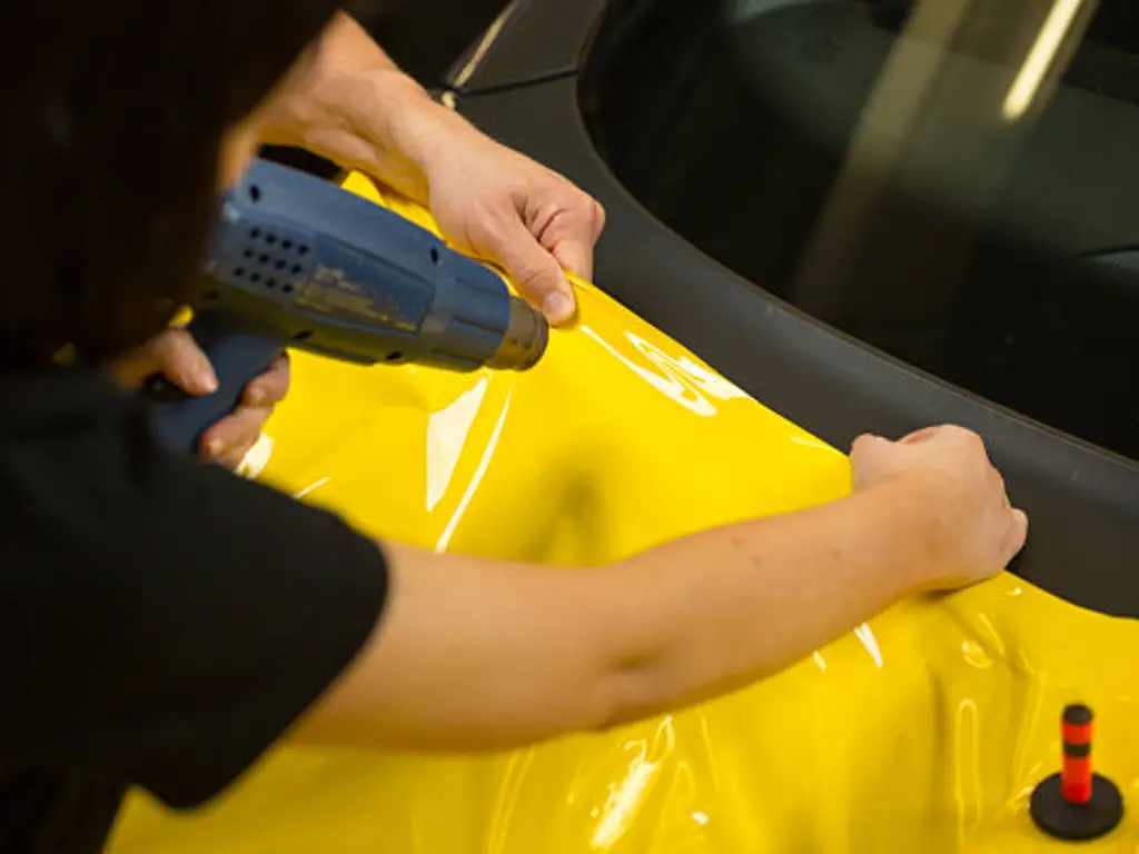 Combien de vinyle pour envelopper une voiture ? 6