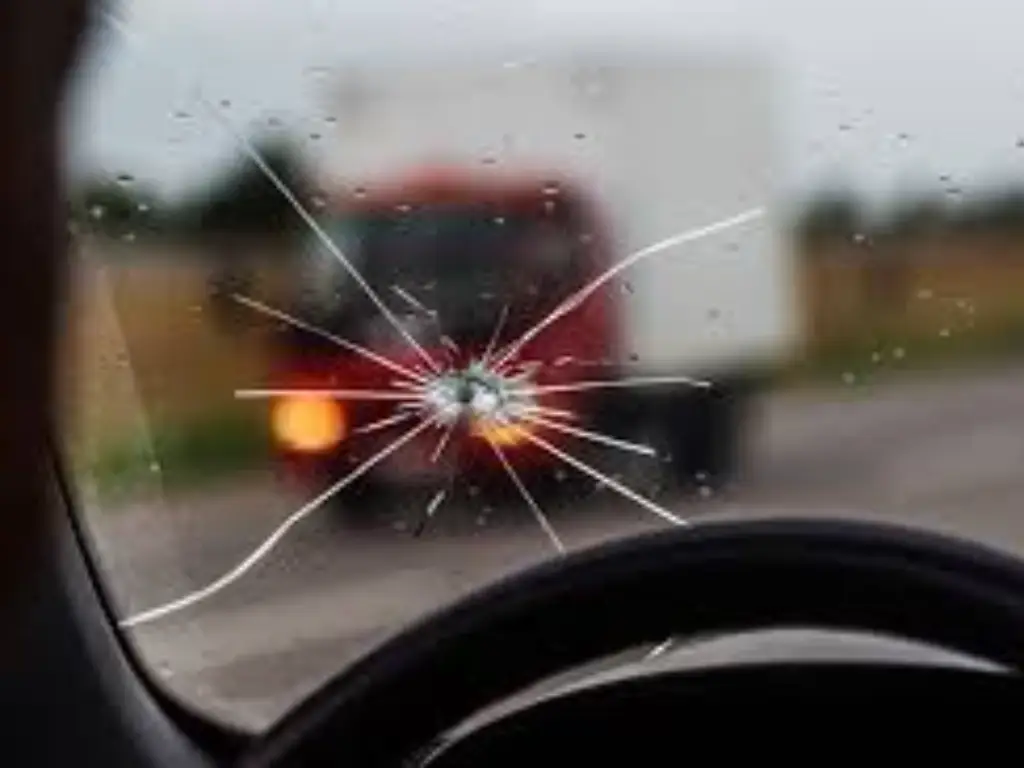 is it safe to drive with a cracked windshield2